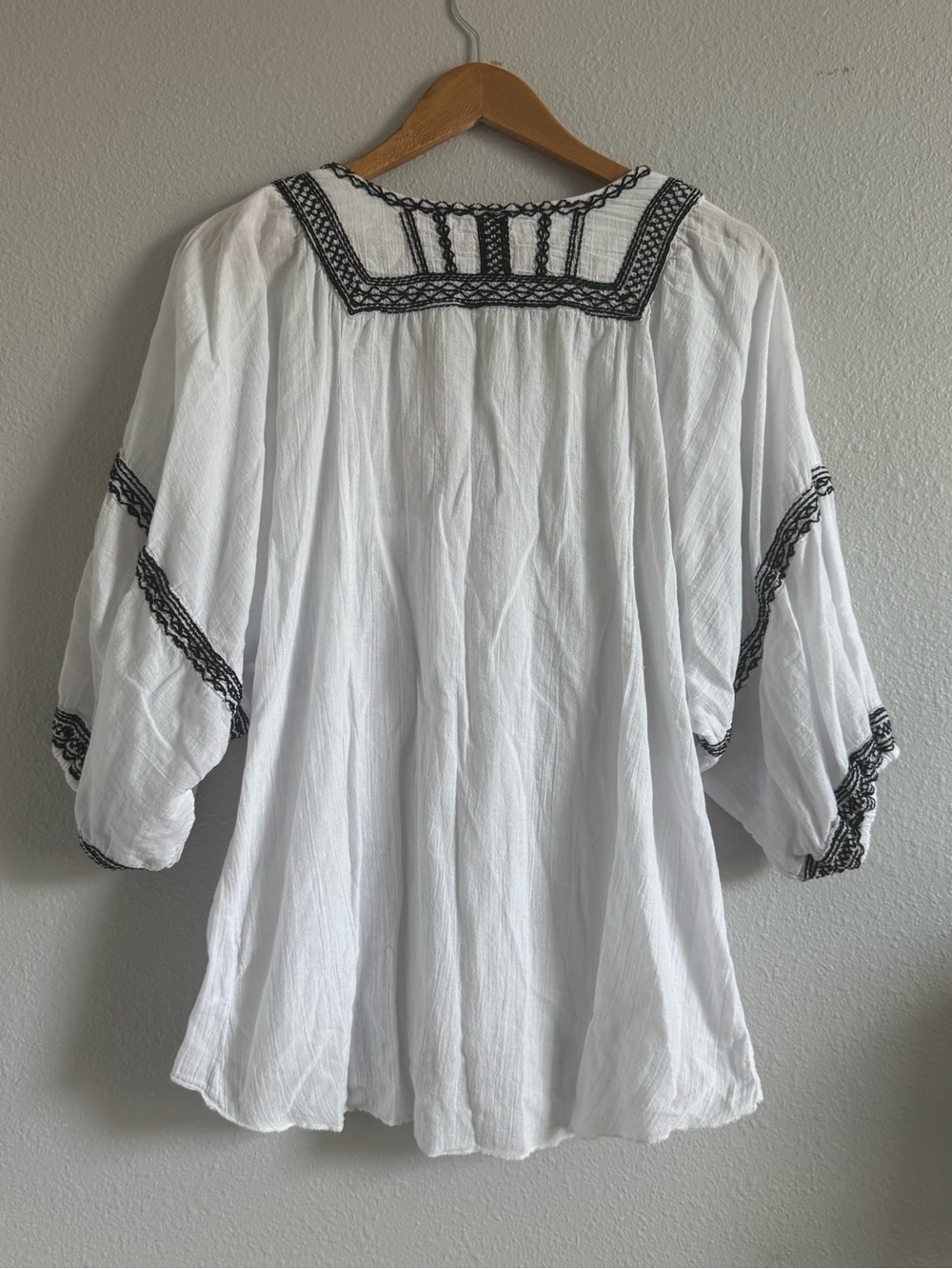 Large Max Studio boho top, flowy, Embroidered peasant top - Picture 3 of 6